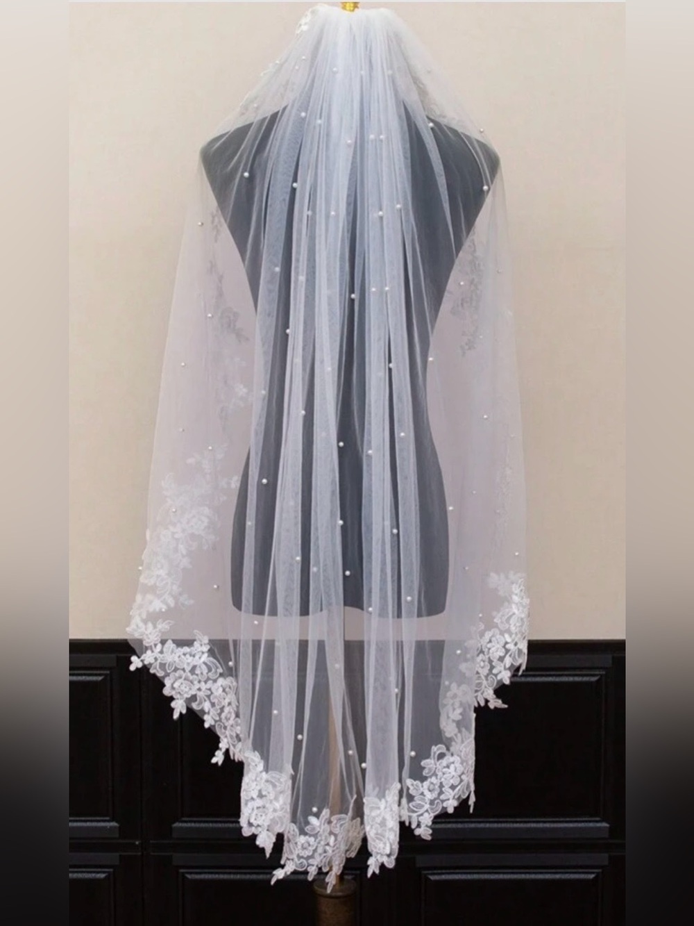 Lace-Edged Bridal Veil - Picture 2 of 3